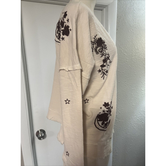 distressed embossed top by caite - Picture 6 of 14